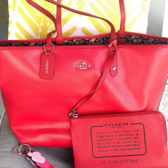 090. Coach Reversible Red & Floral Carryall Bag - Picture 2 of 14